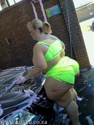 Bikini carwash Whte Butt Mama-v