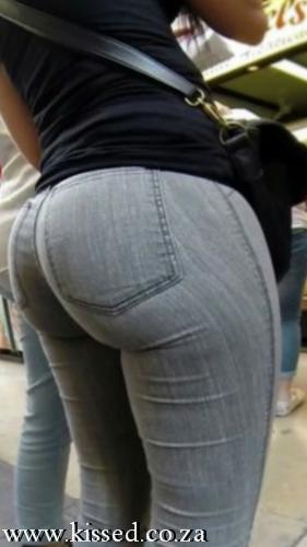 BUBBLE BOOTY IN TIGHT JEANS(2)