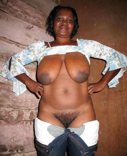 BLACK MAMA SHOWING OFF HER NAKEDNESS