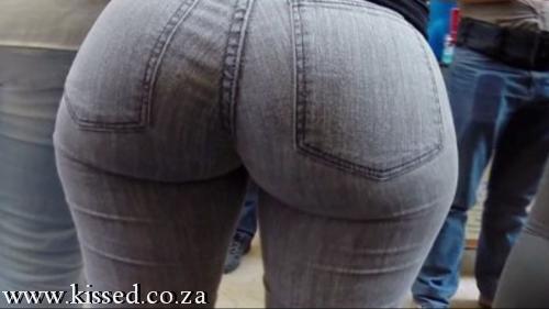 BUBBLE BOOTY IN TIGHT JEANS(3)