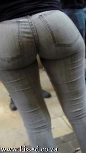 BUBBLE BOOTY IN TIGHT JEANS(1)