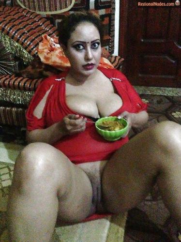 Chubby-Yemeni-Wife-Candid-Pussy