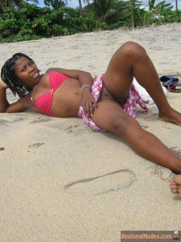 Flashing-Malagasy-Pussy-on-Beach