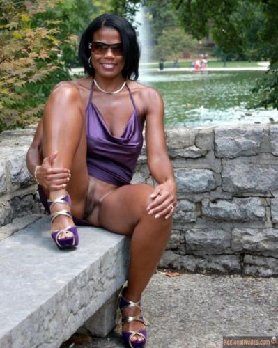 Black-American-Milf-Voyeur-Pussy-559x700